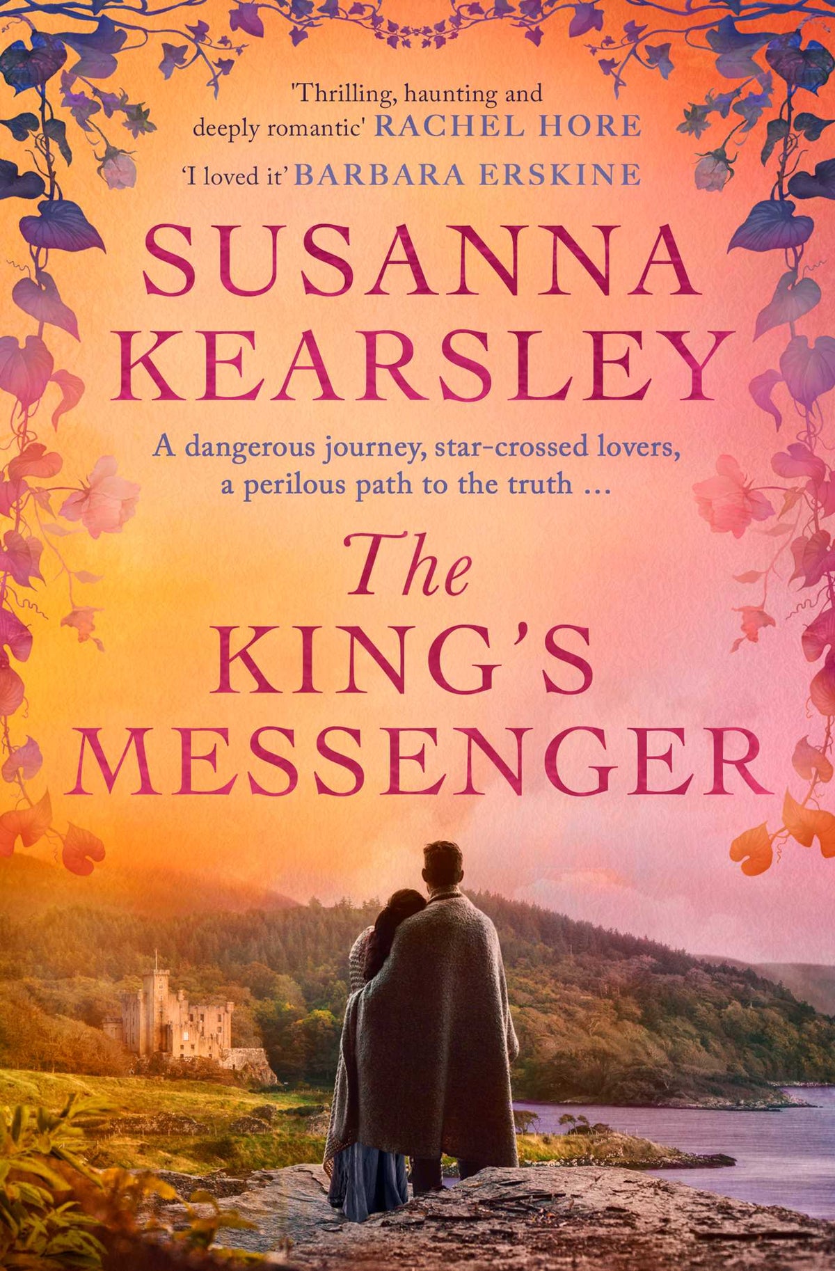 Book cover of &#39;The King&#39;s Messenger&#39; by Susanna Kearsley with a couple embracing on a cliff overlooking a castle.