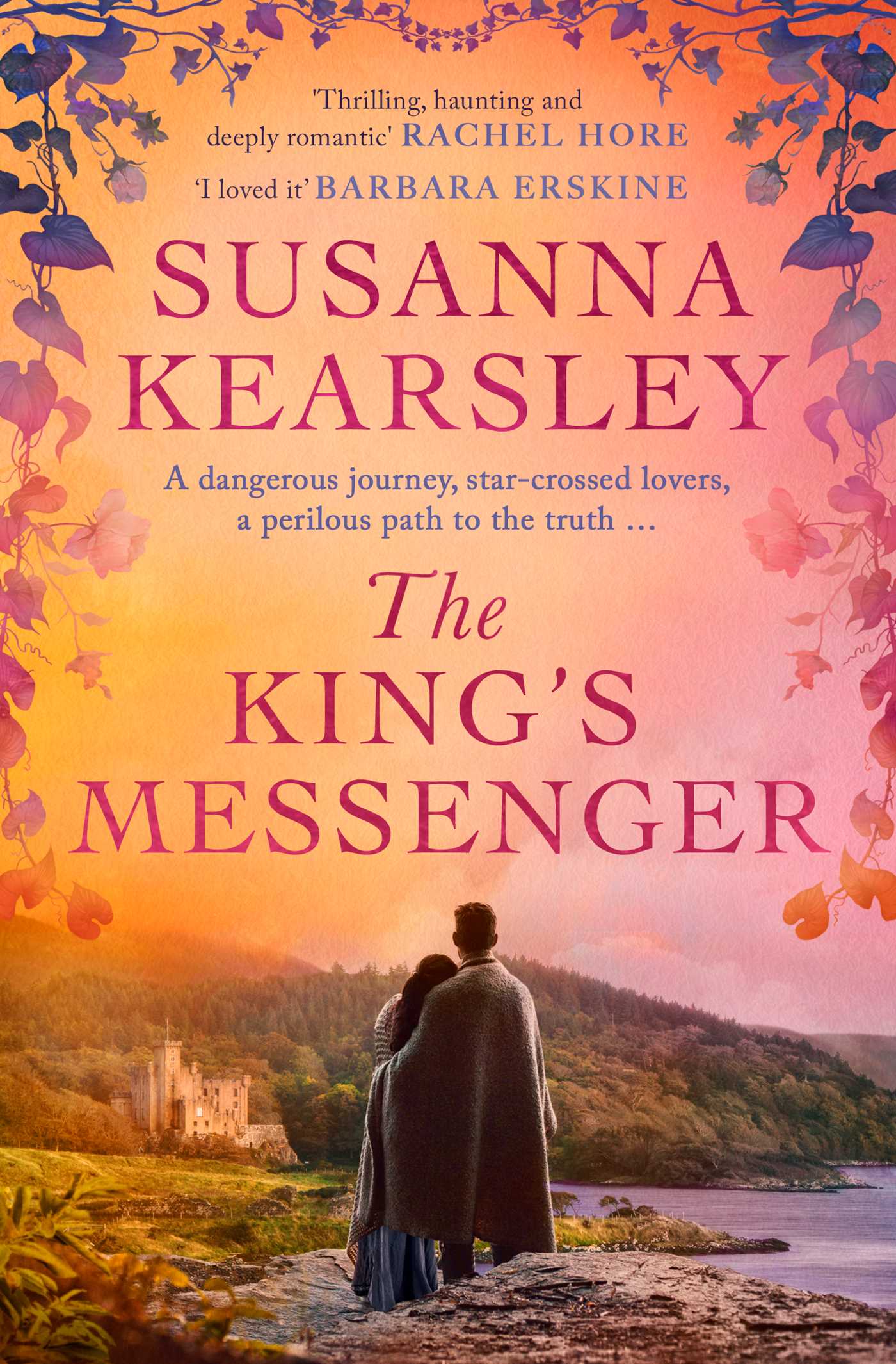 Book cover of 'The King's Messenger' by Susanna Kearsley with a couple embracing on a cliff overlooking a castle.